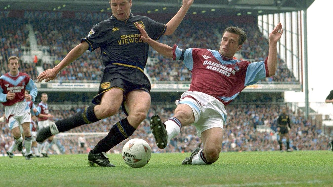 Manchester United playing West Ham in 1994/1995 Premier League