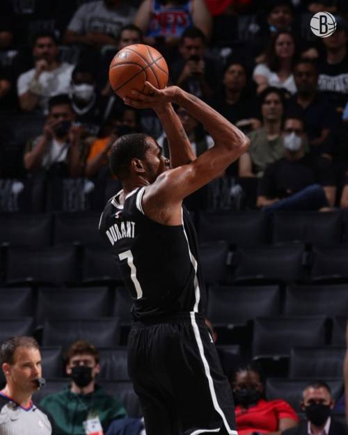 Kevin Durant shooting for the Brooklyn Nets