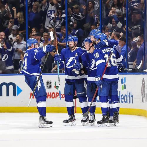 Tampa Bay Lightning players' celebrating their captain's 900th career point.