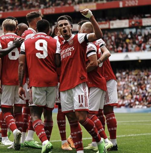 Gabriel Martinelli and the Arsenal squad celebrating after scoring a goal