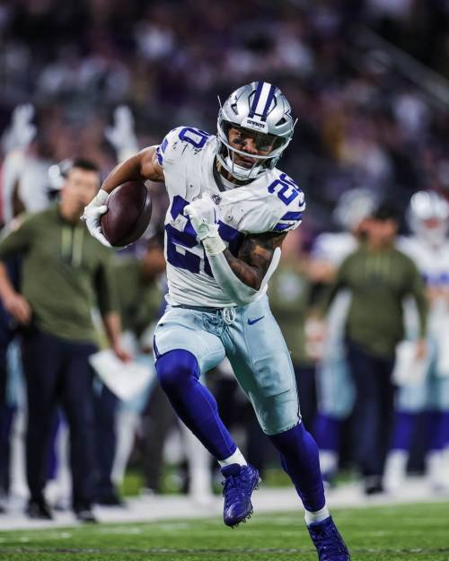 Tony Pollard running with the ball