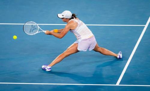 Iga Świątek playing a backhand in the Australian Open 2023