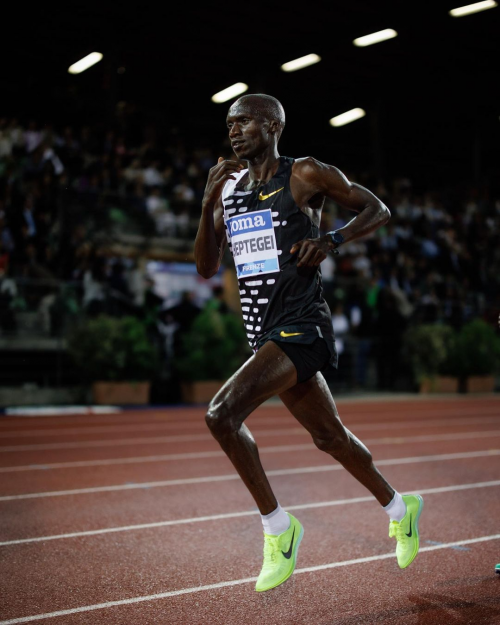 Joshua Cheptegei running.