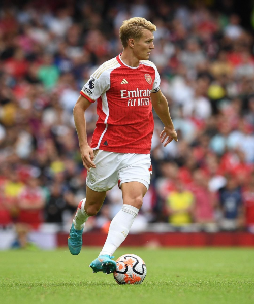 Martin Ødegaard running with the ball.