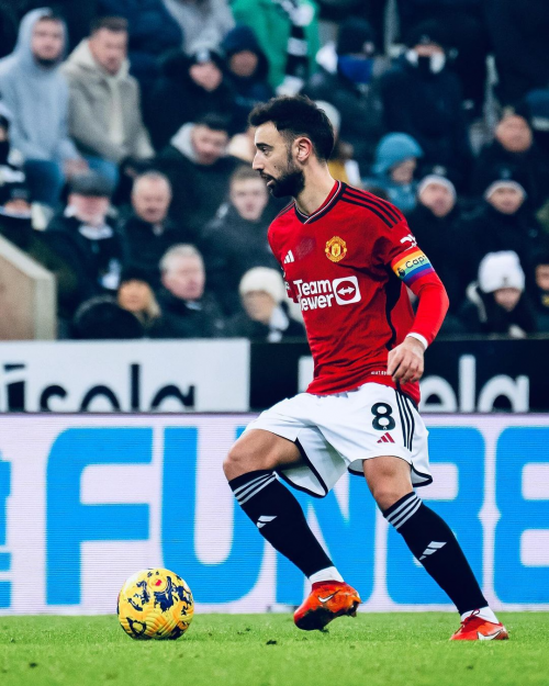 Bruno Fernandes dribbling with the ball.