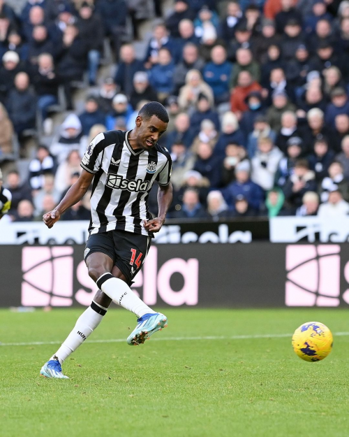 Alexander Isak kicking the ball.