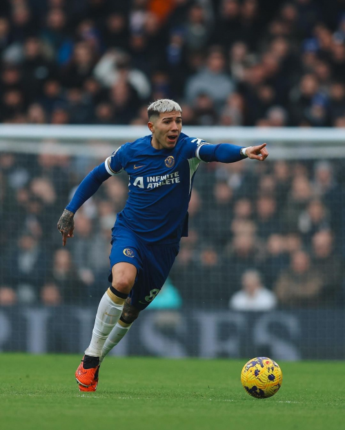 Enzo Fernandez dribbling with the ball.