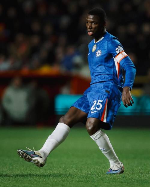 Moisés Caicedo in action for Chelsea